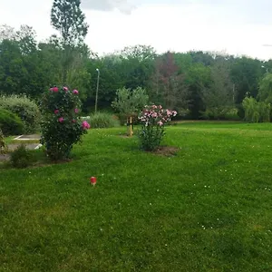 Séjour chez l'habitant Avec Entree Independante Dans Un Ecrin De Verdure, Dommartin (Rhone)